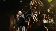 El Estadio Nacional se tiñó de rojo por Iron Maiden y Dickinson ondeó la bicolor