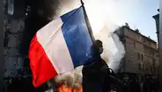 Gobierno de Francia decreta toque de queda por segunda noche y responsabiliza a la "ultraizquierda" por los disturbios