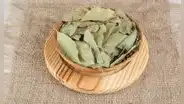 Colocar una hoja de laurel seca detrás de la puerta de casa: por esta razón lo relacionan con la buena suerte y la protección del hogar