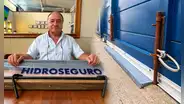 La fuerza del aluvión reventó sus puertas en el 2023: el invento peruano de S/60 que bloquea el agua por las rendijas y frena a los delincuentes