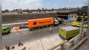 Camión choca y derrama combustible en túnel de Línea Amarilla: restringen tránsito en ambos sentidos