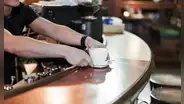 Fue despedido por trabajar en el bar de su amigo mientras estaba de baja por accidente laboral: ahora será reincorporado e indemnizado con más de 45.000 euros