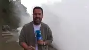 Susto en vivo: una ola gigante empapó a un periodista durante un reporte de las costas en España