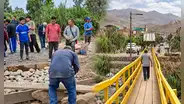 Más de 100 vecinos de Comas y Puente Piedra levantan puente artesanal ante El Niño, denuncian abandono de autoridades: "No se hacen presente"