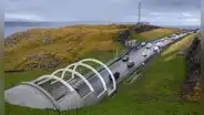 El túnel submarino de las islas Feroe parece una medusa gigante, tiene figuras humanas iluminadas y se encuentra a 72 metros bajo el agua