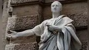 Cicerón, filósofo romano, dejó una reflexión hace más de 2.000 años sobre la felicidad: “Estar contentos con lo que poseemos es la más segura y mejor de las riquezas”