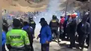 Policía lanza gases lacrimógenos contra comuneros que bloquean vía Jauja–Tarma por obra paralizada del Instituto de Música