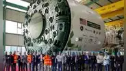 Ponen en marcha una tuneladora de 1.680 toneladas que perforará nueve metros de roca al día para construir un túnel de US$16.000 millones