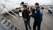 Pésimas noticias para inmigrantes | ICE estaría preparando deportaciones de estos indocumentados latinos a países del otro lado del mundo