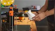 Tiene 34 años, convirtió una botella de gaseosa en 11,5 metros de filamento para impresoras 3D y recibió inversión millonaria para ampliar su negocio