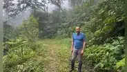 Dejó la ciudad hace tres años para vivir solo en un bosque de Ecuador: hoy protege una reserva de 33 hectáreas y trabaja para conservar su biodiversidad