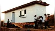 Una madre de 9 hijos y abuela de 12 nietos recibe una casa construida en 15 horas con dos toneladas de plástico reciclado en Brasil