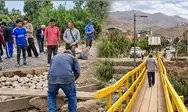 Más de 100 vecinos de Comas y Puente Piedra levantan puente artesanal ante El Niño, denuncian abandono de autoridades: "No se hacen presente"