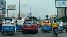 Captan a mototaxis con banderas del partido Frente Amplio recorriendo la Avenida Javier Prado [VIDEO]