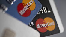 Multan a Mastercard por imponer costos artificialmente altos con sus tarjetas
