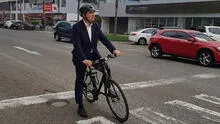 Debate municipal: Manuel Velarde acude en bicicleta a evento del JNE