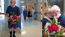 Anciano entrega ramo de rosas a su esposa luego de estar separados por la pandemia