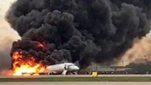 Avión aterrizó envuelto en llamas en Moscú: 41 pasajeros murieron [VIDEOS]