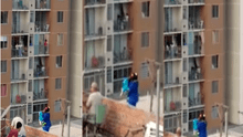 Mujer brinda show infantil desde su terraza a niños de condominio durante cuarentena