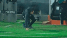 Claudio Vivas sufrió aparatoso incidente por celebrar el gol del Sporting Cristal [VIDEO]