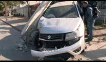 Mujer en estado de ebriedad choca su auto, arrastra 3 postes, causa corte de luz y la asaltan