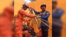 Una familia indonesia cayó a un pozo de 12 metros tras intentar tomarse una selfie [VIDEO]