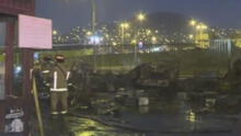 San Luis: incendio consume varios vehículos guardados en depósito municipal 