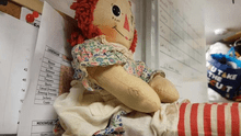 YouTube viral: graban preciso momento en que muñeca 'poseída' se mueve sola [VIDEO]