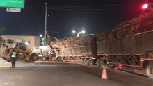 Tráiler cargado con caña de azúcar queda atrapado en vía pública e interrumpe el tránsito