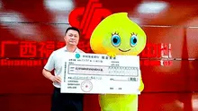 Hombre gana la lotería y va disfrazado a reclamar su premio para que su familia no lo reconozca 