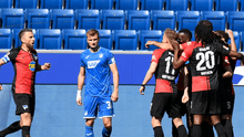 Jugador del Hertha Berlín rompió el protocolo y abrazó a su compañero tras gol [VIDEO]