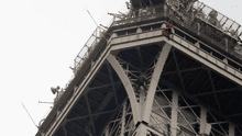 Evacúan la Torre Eiffel luego de que un hombre intentara escalarla [VIDEO]