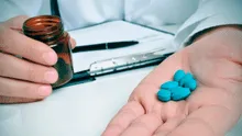 Abuelo de 80 años pintaba pastillas de azul y las vendía como viagras