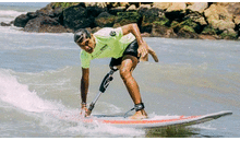 Perdió la pierna por tumor, pero aprendió surf a los 60 años y ahora anhela ir al Mundial