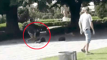 El brutal momento en que hombre apuñala a otro en una plaza frente a varios peatones [VIDEO]