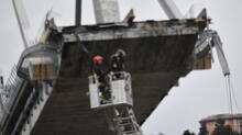 Génova: Dramático rescate de persona que quedó colgando de puente Morandi[VIDEO]