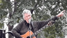 Pink Floyd: Roger Waters protesta cantando contra la extradición de Julian Assange
