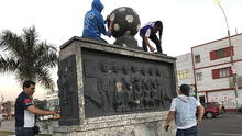 Hinchas de Alianza Lima limpian monumento a futbolistas fallecidos en Fokker [FOTOS]