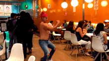 YouTube viral: peruano imita a Ricardo Milos y sale a bailar semidesnudo en calles de Lima [VIDEO]