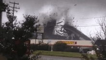 YouTube: graban momento en el que un tornado destroza techo en pedazos [VIDEO]