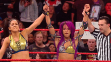 WWE RAW: previo a Royal Rumble, Sasha Banks y Bayley vencieron a Ronda Rousey y Natalya