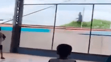 “Esto es solo para valientes”: hombre desafía a la muerte con temeraria carrera sobre un tren [VIDEO]