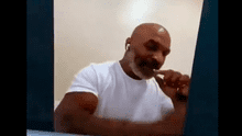 Mike Tyson cerró el contrato para su regreso al boxeo fumando marihuana