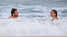 Liam Hemsworth y su novia Gabriella Brooks aprovechan el calor para refrescarse en la playa 