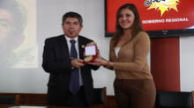 Julio Granda fue condecorado con la Medalla de Oro por la gobernadora de Arequipa