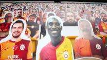 Kobe Bryant presente en la tribuna del estadio del Galatasaray