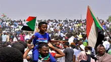 "¡Queremos más!", FF.AA. de Sudán derrocan a dictador Omar al Bashir, pero protestas continúan
