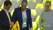 Marcelo Bielsa se negó a posar con la camiseta de Brasil [VIDEO]