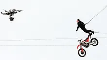 El asombroso salto de Tom Cruise al vacío en una moto durante la filmación de Misión imposible 7 [VIDEO]