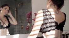 Celia Lora reta la censura de Instagram al posar desnuda